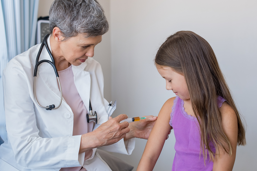 Kinderimpfungen im Überblick Kind bei einer Impfung beim Arzt