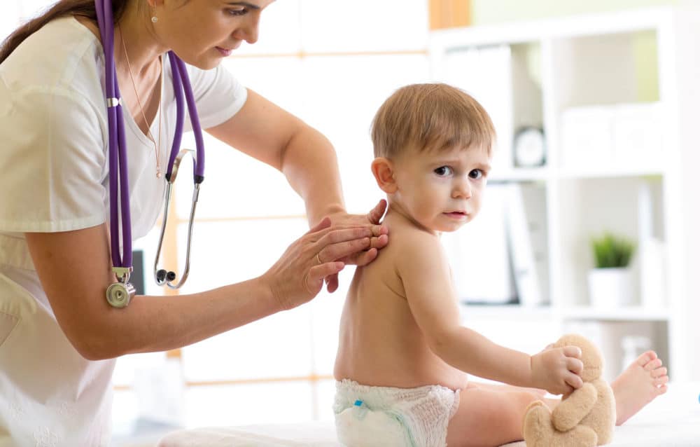 Steifer Nacken bei Kleinkindern » Das sagt der Kinderarzt: