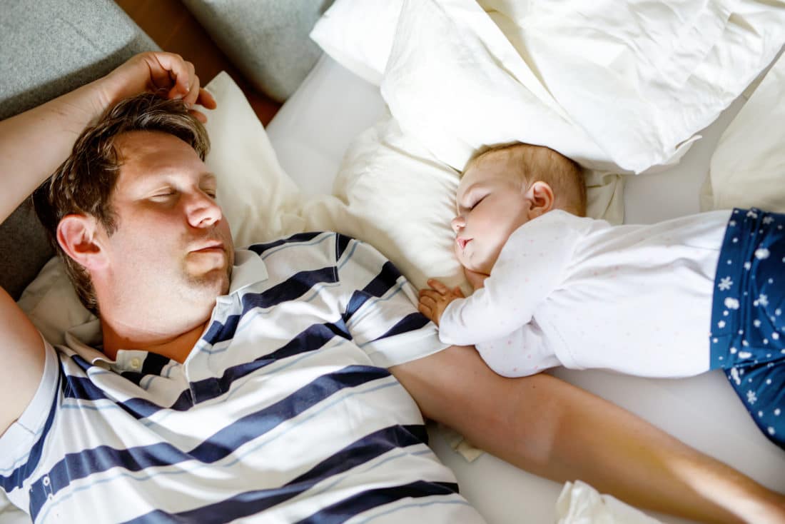 Warum ist Papa immer müde » Sind Väter öfter müde wie Mütter?