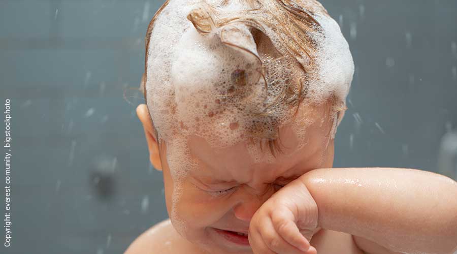 Mein Kind hat panische Angst vor dem Haare waschen?