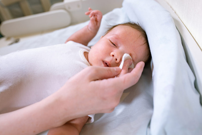 Verklebtes Auge beim Säugling » Das rät die Kinderärztin